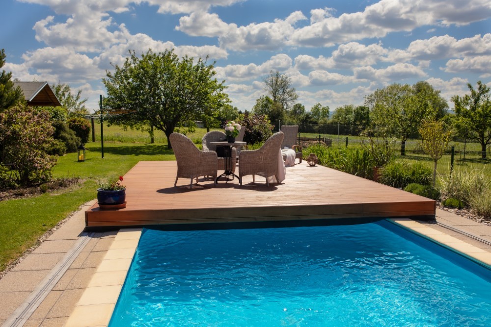 Multifunktionale POOLDECK-Terrasse für Ihren Garten