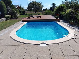 Eleganter Schutz – POOLDECK-Holzabdeckung