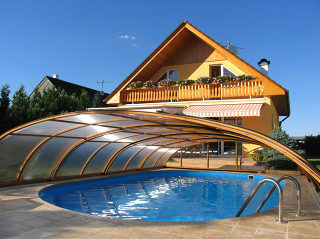 ELEGANT - Poolüberdachung mit Alu-Profilen im Holzdekor