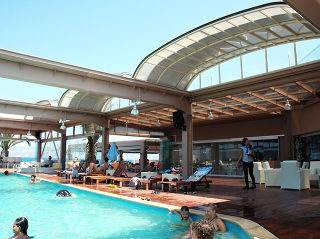 Atypische Poolüberdachung für HORECA - Hotel Pool