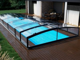 Closed pool enclosure Parade