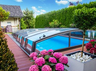 Beautiful realization of Azure Angle pool enclosure