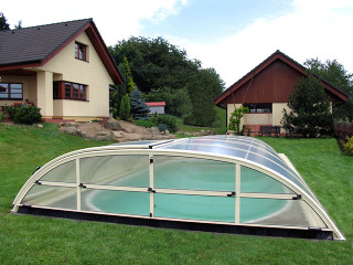 Low pool enclosure ELEGANT will not disturb overall impression of garden