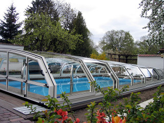 Low swimming pool cover OCEANIC with clouds approaching