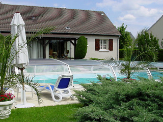 Swimming pool enclosure OCEANIC keeps your pool much cleaner