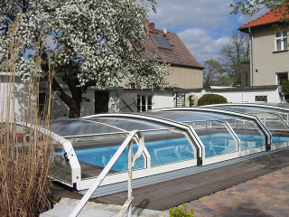 Retractable pool cover OCEANIC can be moved by one person