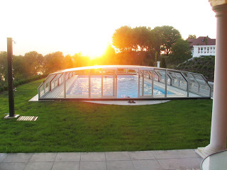 Retractable swimming pool enclosure OCEANIC by Alukov