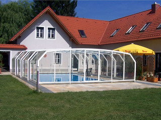 Retractable pool cover uses polycarbonate filling