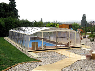 Pool enclosure VENEZIA protects pool