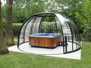 Openable enclosure SPA DOME ORLANDO can also cover small pool