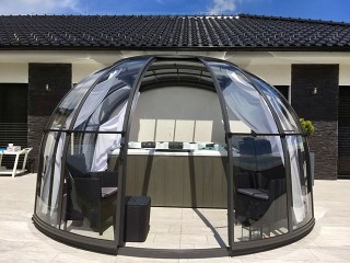 Hot tub enclosure Oasis offers a lot of space even for sitting