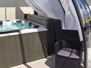 Hot tub enclosure Oasis with shading system