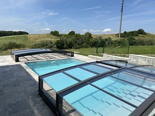 Labri de piscine Viva est très flexible