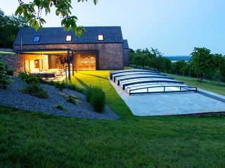 Abri de piscine bas, modèle VIVA™ dAlukov la nuit