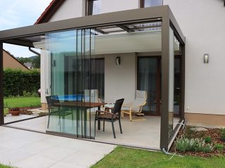 Pergola Venti avec parois coulissantes en verre ouvertes