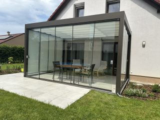 Pergola Venti avec parois coulissantes en verre fermées