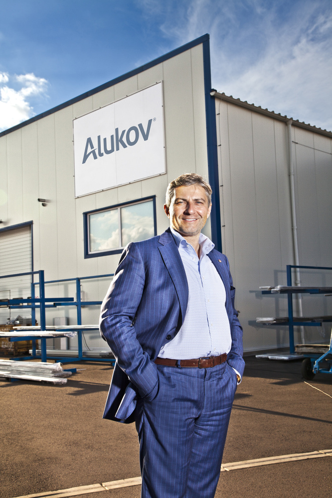 Herr Jan Zitko mit neue Alukov logo  Gesselschaft ALUKOV hat von 2014  das neue logo