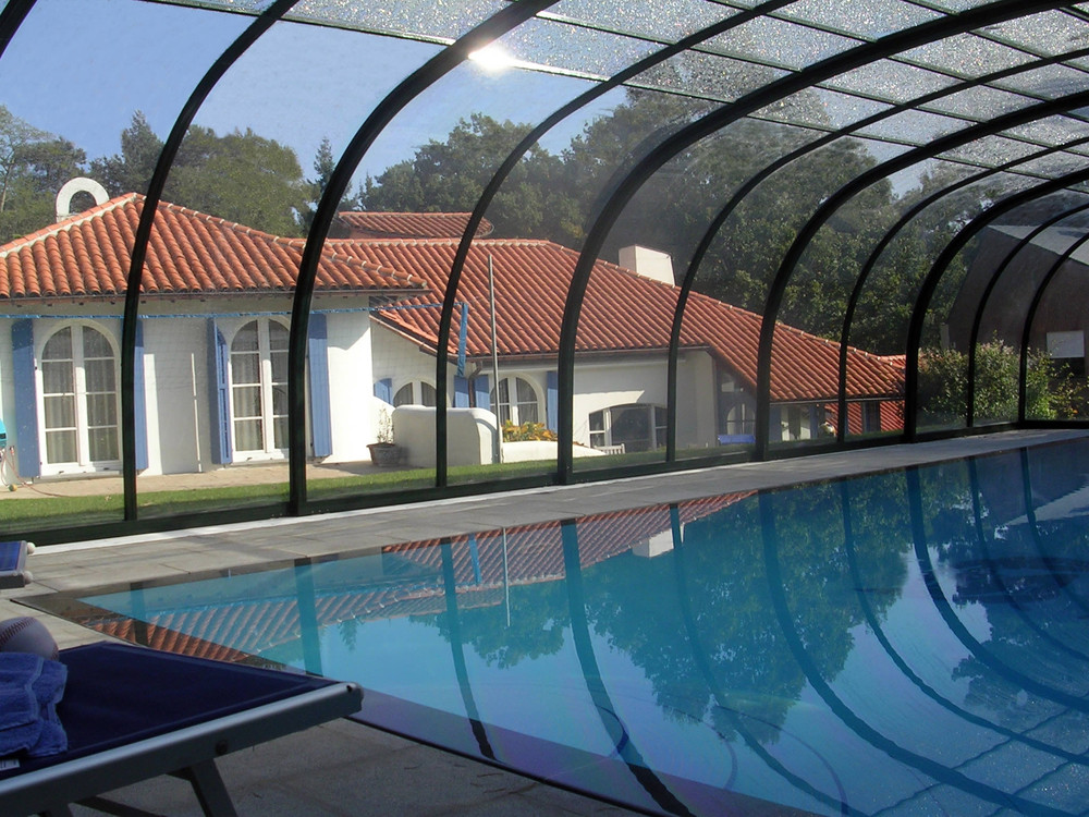 Poolüberdachung LAGUNA mit dunklen Alu-Profilen  Poolüberdachung LAGUNA mit dunklen Alu-Profilen