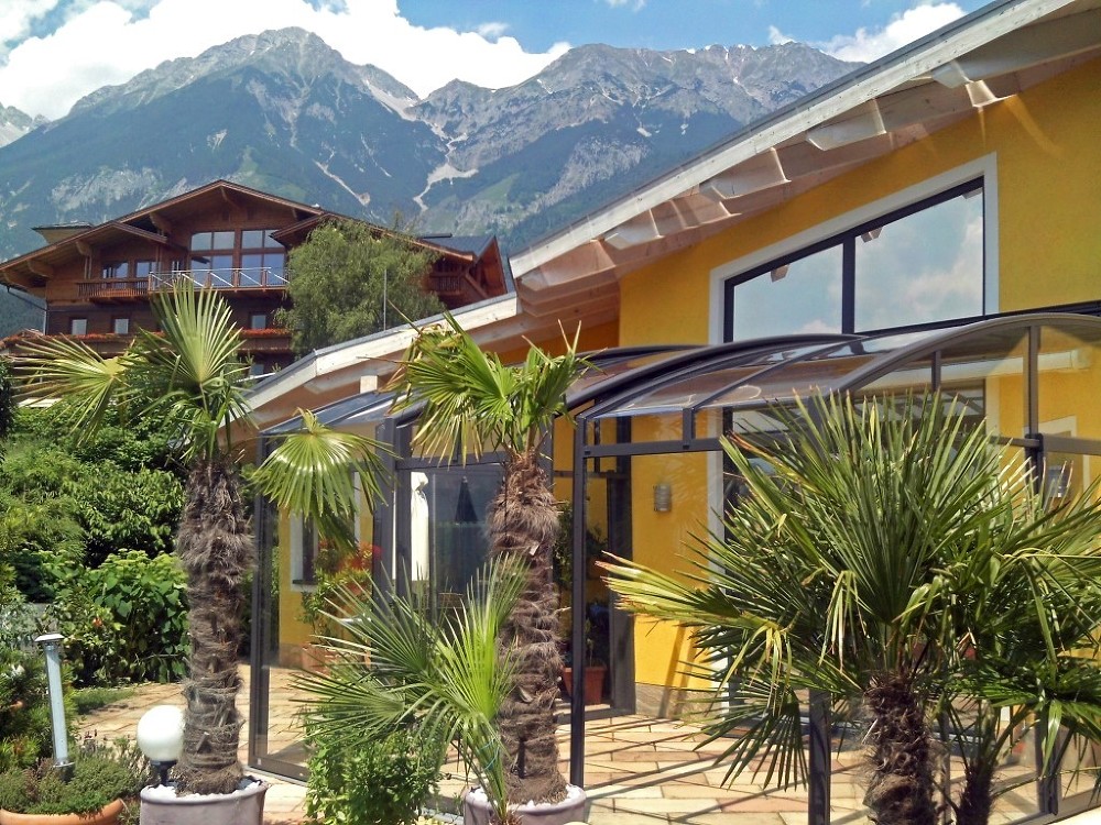 Terrassenüberdachung Corso Premium mit Bergen im Hintergrund Terrassenüberdachung Corso Premium mit Bergen im Hintergrund