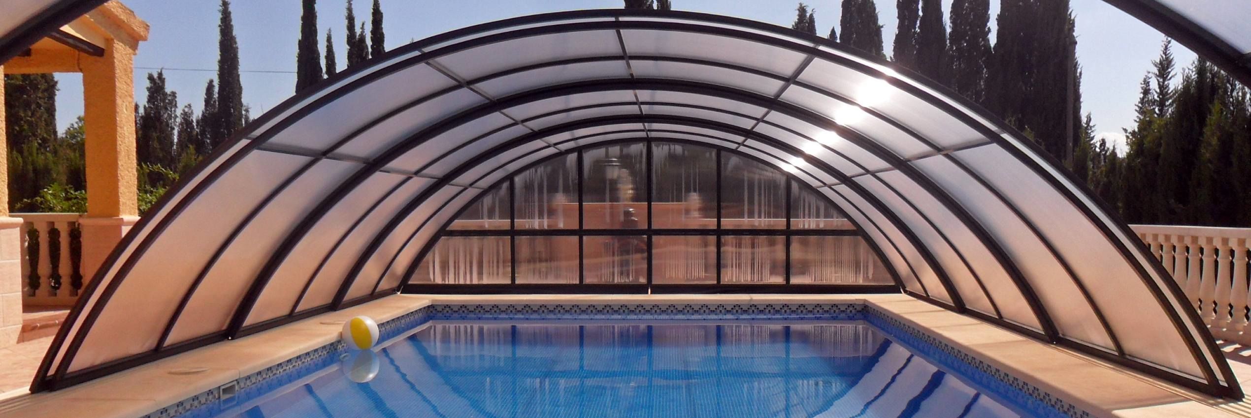 Copertura piscina aperta a metà 