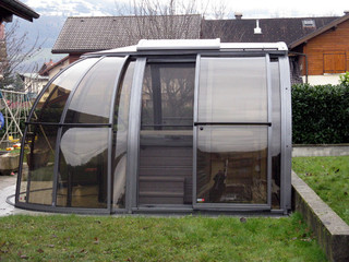 copertura mini piscina addossata alla parete della casa