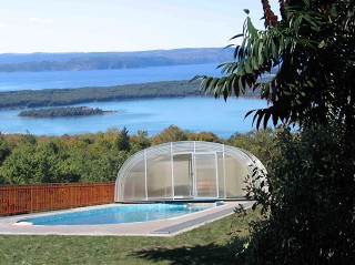 Completamente aperta copertura per piscina modello Laguna con bellissima vista in fondo