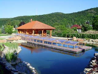 Copertura per piscina telescopica Imperia in colore legno si abbina bene con la struttura di legno