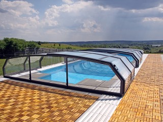 Copertura per piscine a scomparsa Oceanic bassa viene molto bella con pavimento di legno