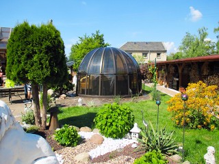 Copertura per piscine circolare – cupola per piscine Orient con policarbonato fumé e profili color marone