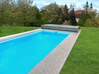 Copertura per piscine completamente aperta dietro la piscina