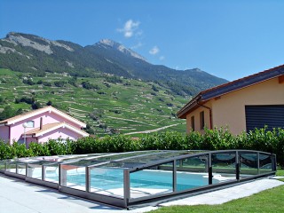 Coperture per piscine scorrevoli Corona con la vista sulle montagne 