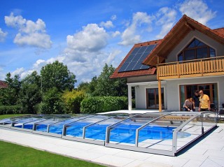 Copertura per piscine Corona si inserisce benissimo in giardino 