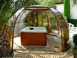 Copertura retrattile per idromassaggio Hot Tub Spa modello Spa Dome Orlando con la struttura in colore legno