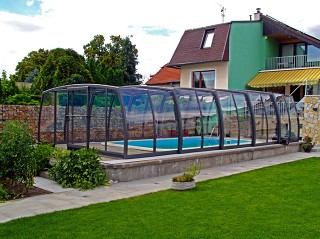 Copertura rettratile per piscine Omega in colore antracite