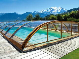 Copertura telescopica per piscine modello Elegant con la finitura profili imitazione legno