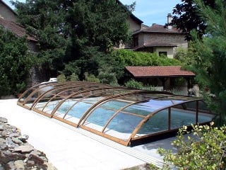 Copertura telescopica per piscine modello Elegant con la finitura profili imitazione legno