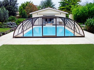 Coperture per piscine modello Tropea NEO e una elegante soluzione per ogni giardino moderno