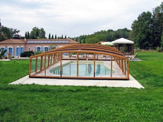 Coperture per piscine modello Vision e una elegante soluzione per ogni giardino moderno