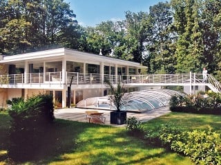 Coperture per piscine scorrevoli ELEGANT in colore bianco si adatta molto bene alla casa moderna