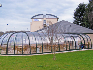 Coperture apribili di linee diritte e curvate per coprire i terrazzi dei alberghi e ristoranti