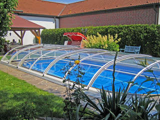 Copertura piscina elegant con i binari incassati nel pavimento