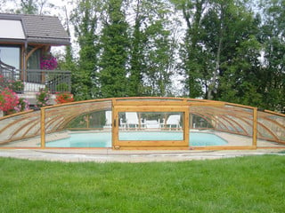 coperture telescopiche per piscine in colore finto legno