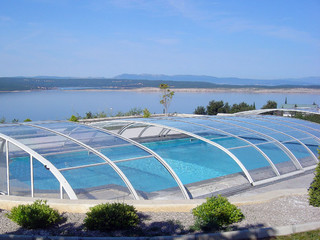 Copertura piscina elegant con i binari incassati nel pavimento