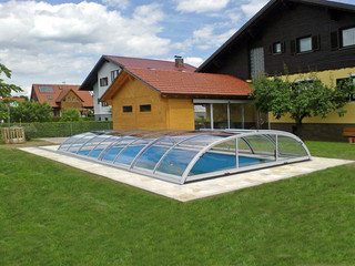 Copertura piscina bassa per piscina con ribaltina sul settore più alto