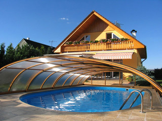 Copertura piscina bassa per piscina con ribaltina sul settore più alto