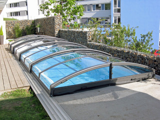 Copertura piscina apribile per piscine con telaio color antracite