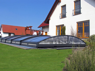 Copertura piscina bassa per piscina con telaio finta legno