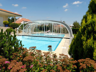 Copertura piscina telescopica lussuosa con profili in alluminio in colore legno e policarbonato