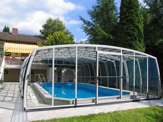 Copertura per piscina con aperte porte pieghevolli