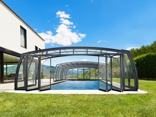 Copertura per piscina aperta vicino la villa con le porte aperte